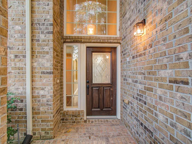 302 Trillium Dr — Photo 3