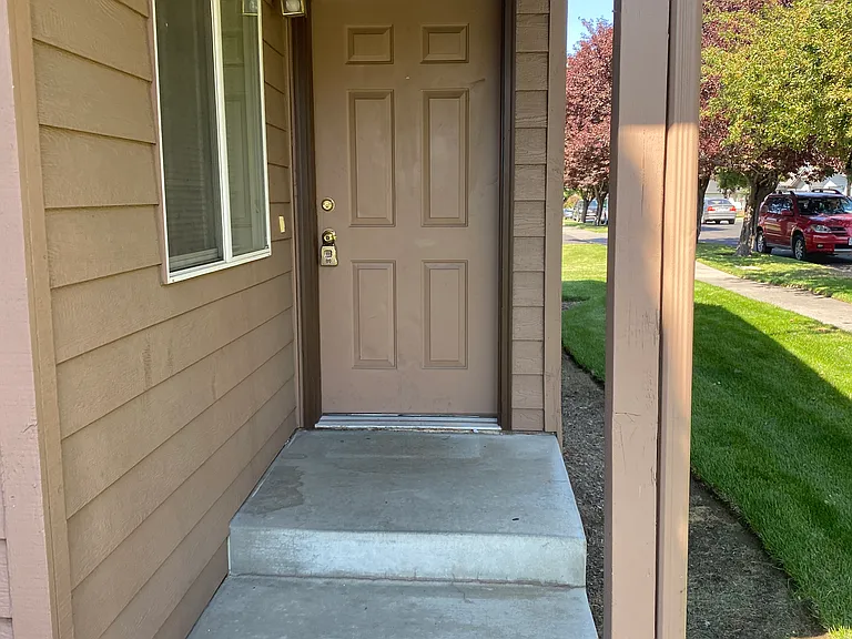 2124 NE Linnea Dr — Photo 2