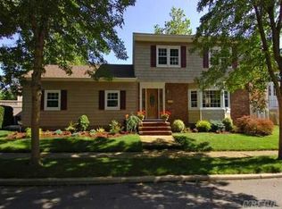 1 Argonne Pl, Massapequa, NY 11758