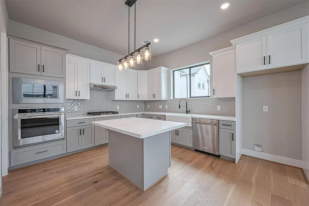 3 bed, 2140 sqft, $3,850 — Photo 3