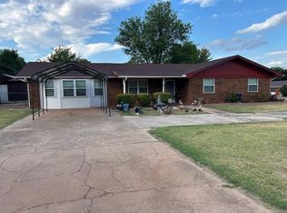 702 W Country Club Rd, Chickasha, OK 73018