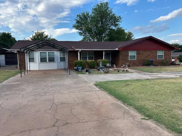 702 W Country Club Rd, Chickasha, OK 73018