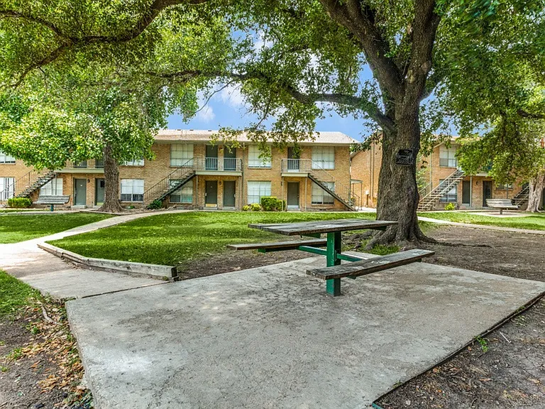 Dell Marr Allandell Apartments Picnic Tables