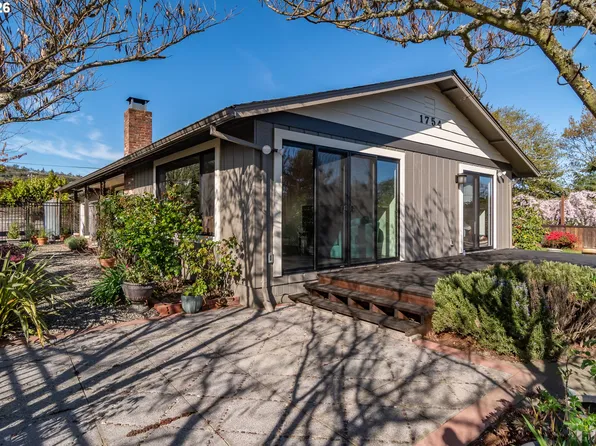 1754 NW Utah Dr, Roseburg, OR 97471