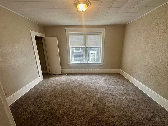 4th image of 555 Lumiere St