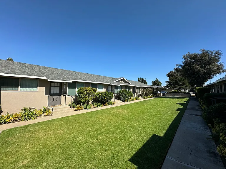 Charming 1 Bedroom unit, completely remodeled with In-Unit Washer/Dryer! — Photo 1