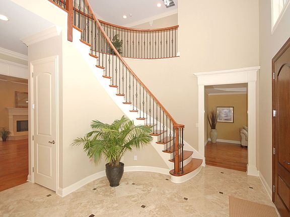 2nd image of 17 White Oak Dr