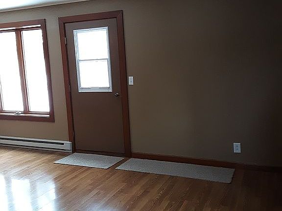 Front entrance living rm