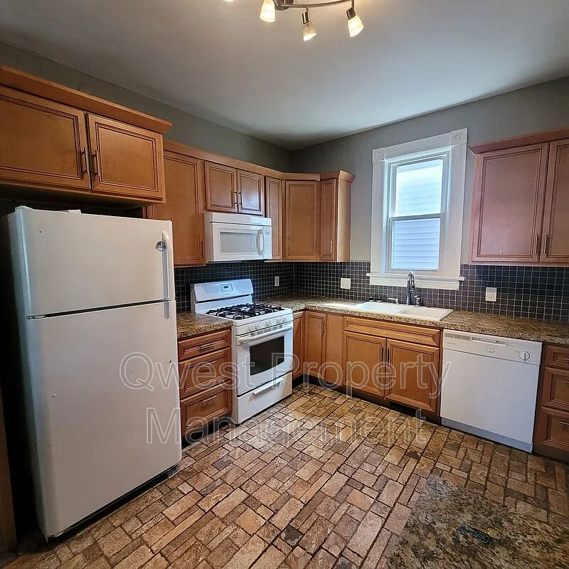 3 bed, 1.0 bath, 1200 sqft, $1,895 — Photo 4