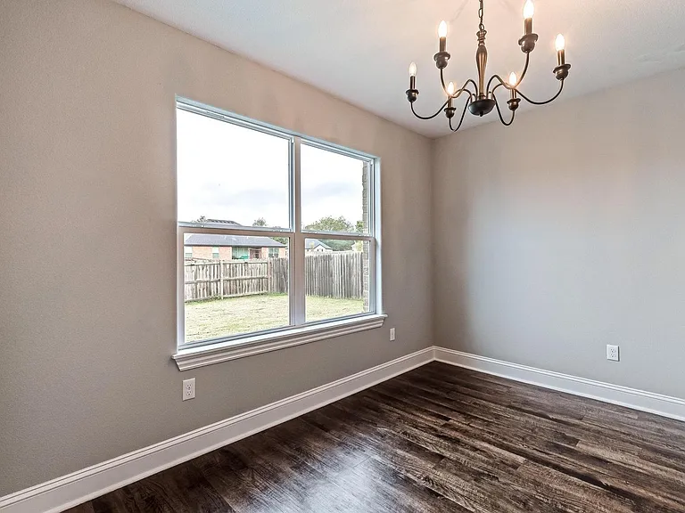 499 Concho St — Photo 10