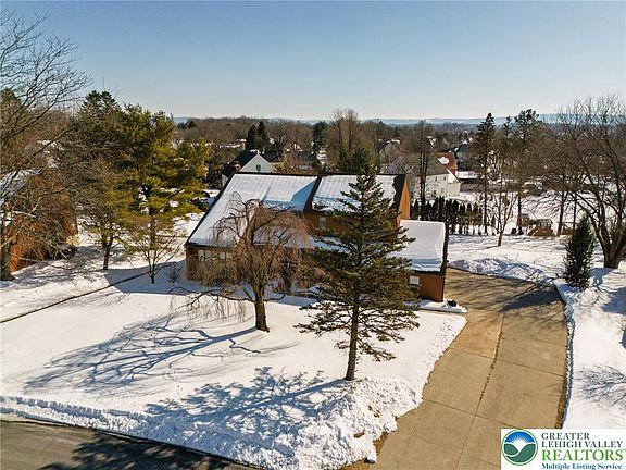 3rd image of 1712 Lotus Dr
