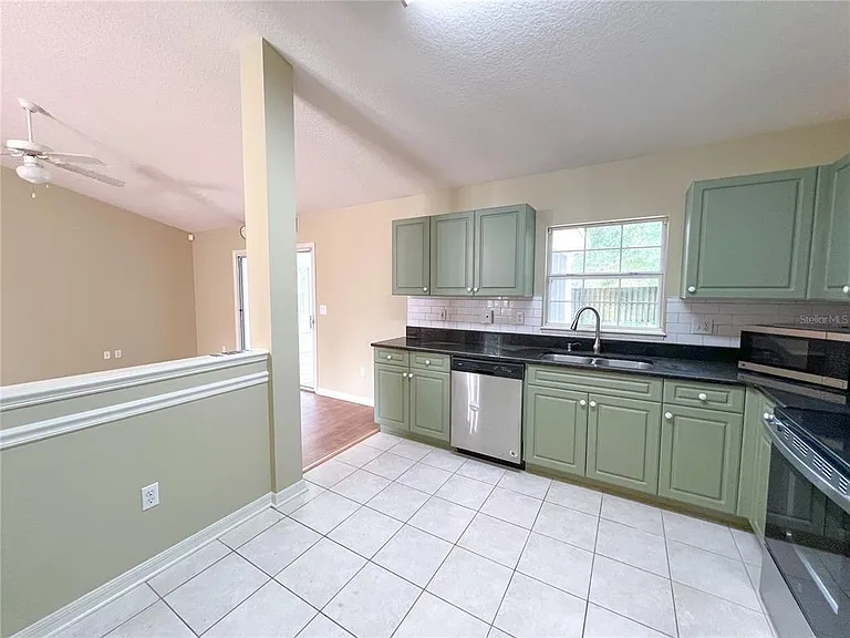 8414 SW 66th Ln — Photo 5