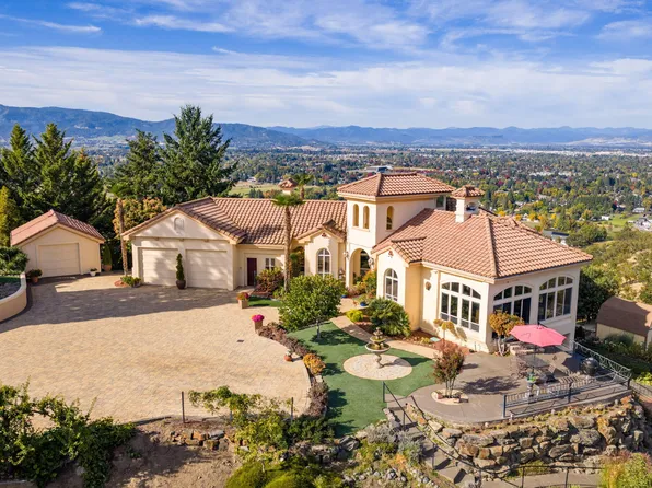 3260 Carriage Dr, Medford, OR 97501