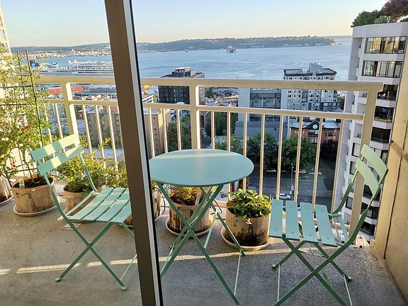 Large balcony that can fit a lot of things (this was how it looked when the owner occupied the unit)