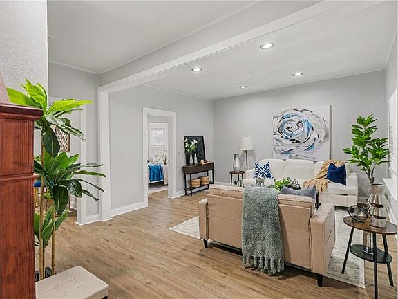 4th image of 722 Stewart Ave