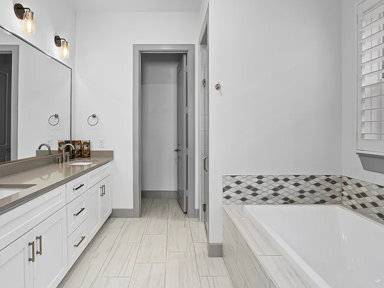 5622 Oaks Ln — Photo 19