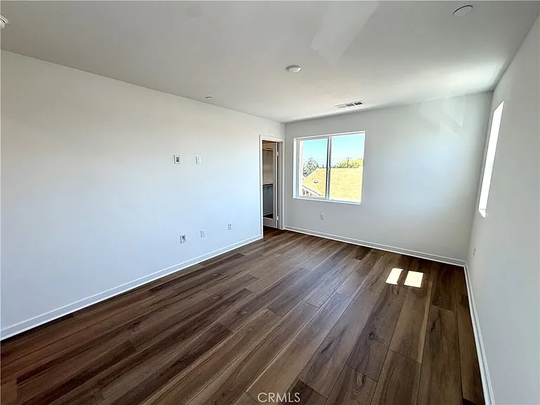 135 Evergreen — Photo 12