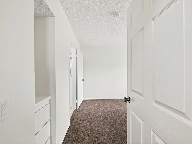 1075 Loma Ave — Photo 9