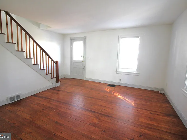 11-13 Hart Ave — Photo 3