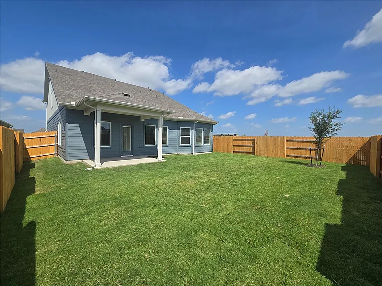 715 Universal Dr — Photo 39