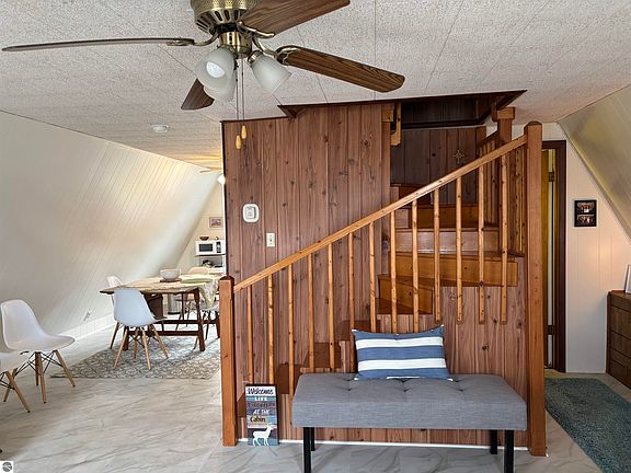3rd image of 1180 Cranberry Pike