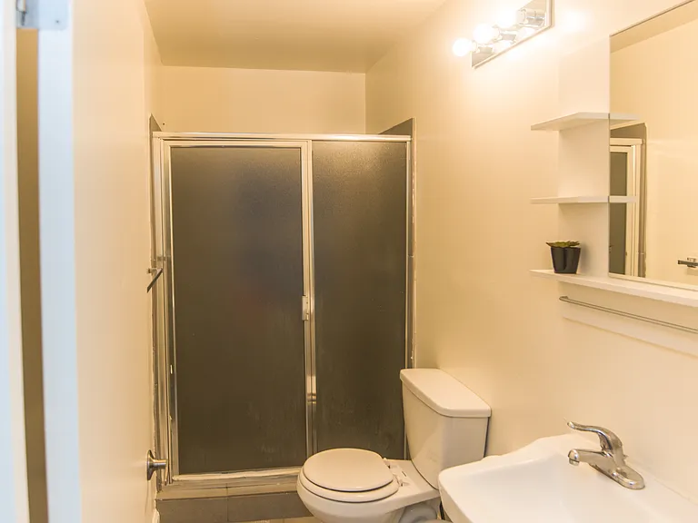 1025 W 25th St #13 — Photo 6