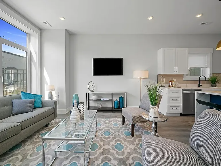 2450 W Flournoy St #2 — Photo 2