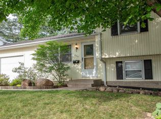 904 5th St NW, Waverly, IA 50677