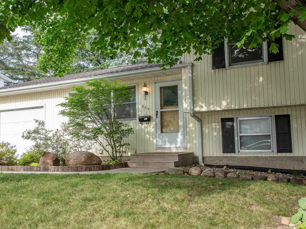 904 5th St NW, Waverly, IA 50677