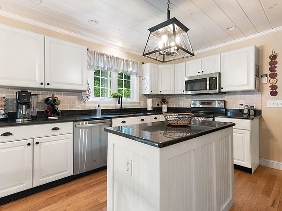 4th image of 598 Hubbard Hill Road