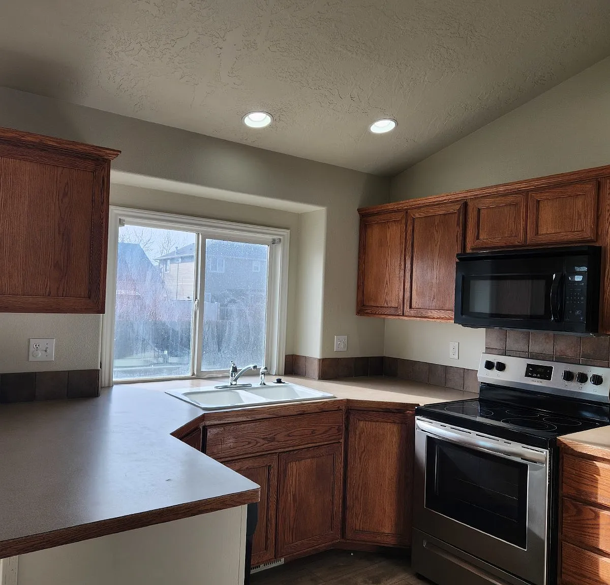 4 bed, 2.5 bath, 1604 sqft, $2,250 — Photo 2