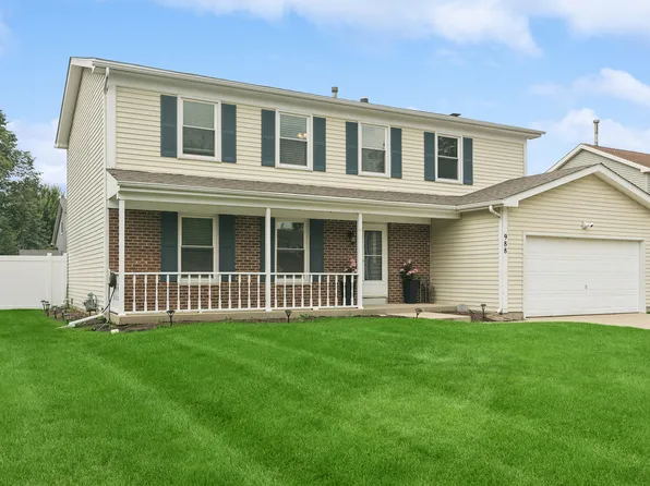 988 Newbury Dr, Crystal Lake, IL 60014