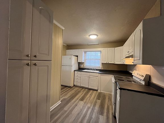 3rd image of 816 Community Ave