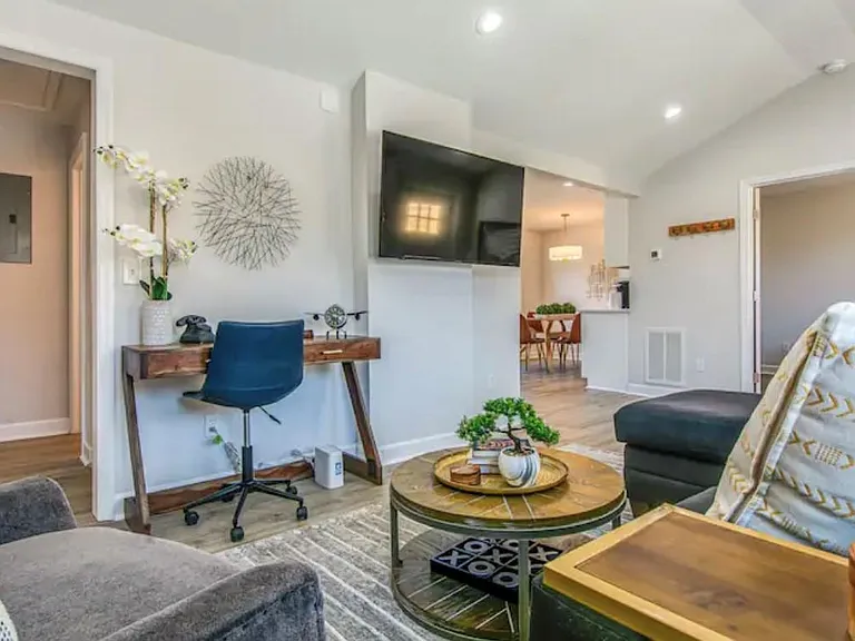 2117 Gladstone Ave — Photo 10