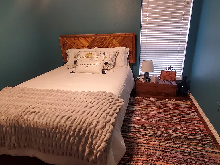 Guest Bedroom #2 w/walk-in closet