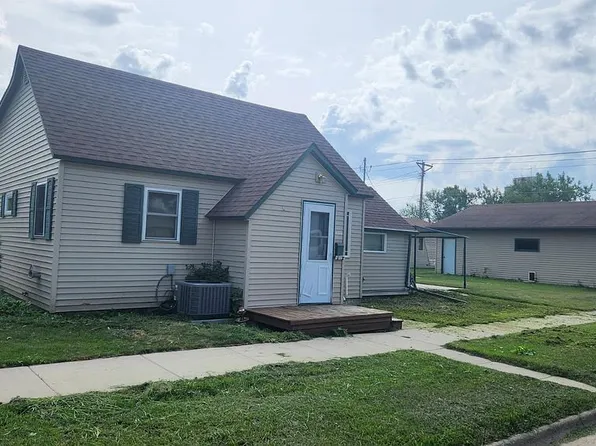 124 13th St NW, Devils Lake, ND 58301