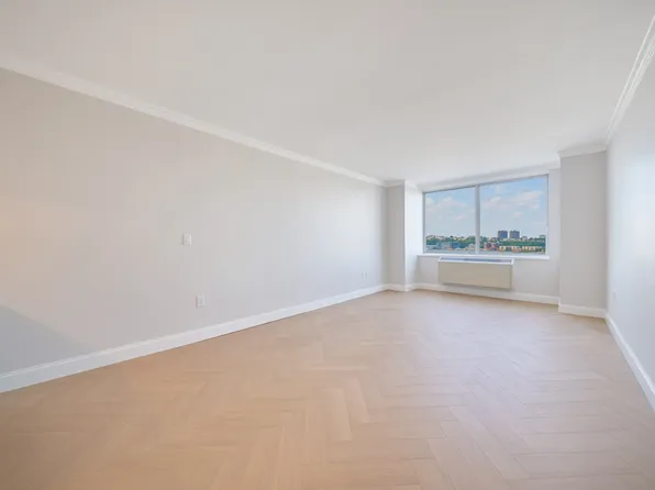 160 Riverside Boulevard image 2 of 12