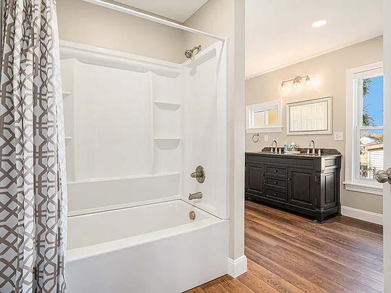 308 S Adelaide St — Photo 9