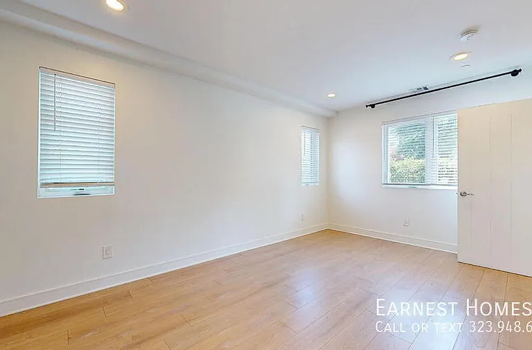 147 1/2 Roselake Ave — Photo 10