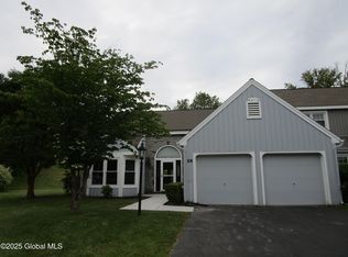 28 Wedgewood Ln, Voorheesville, NY 12186