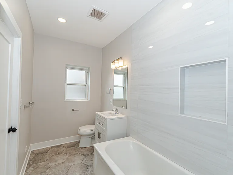 1454 W Fargo Ave #2R — Photo 9