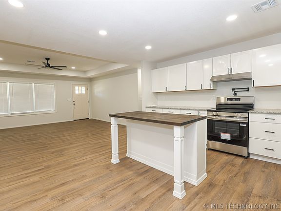 4th image of 1113 W 10th St
