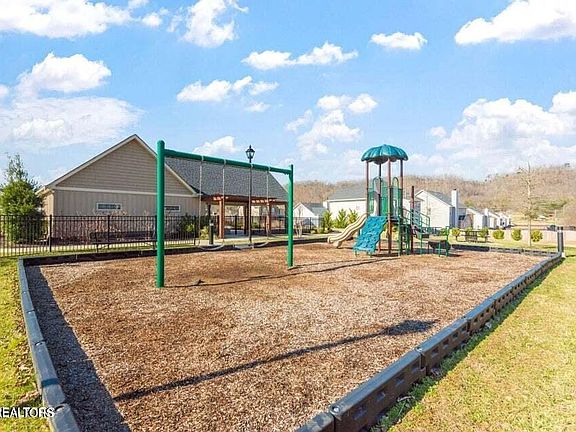 3rd image of 7923 Cambridge Reserve Dr