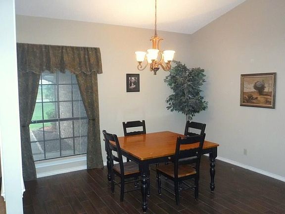 3rd image of 1601 Ernie Ln