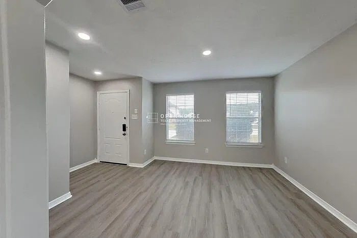 4 bed, 2.5 bath, 2488 sqft, $2,200 — Photo 3