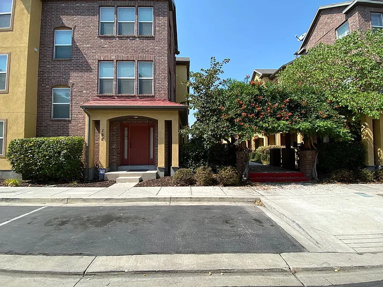 158 W Barry Links Way — Photo 2