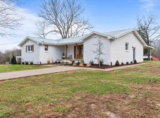 1075 Old County House Rd, Charlotte, TN 37036