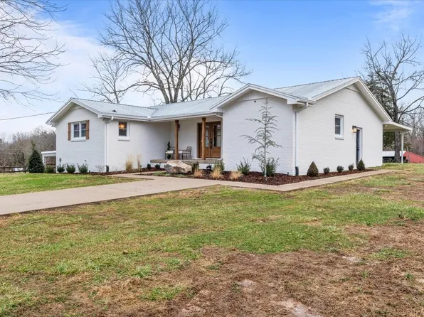 1075 Old County House Rd, Charlotte, TN 37036