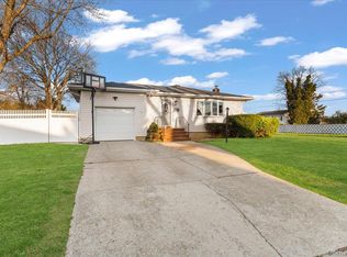 719 Catskill Ave, Lindenhurst, NY 11757