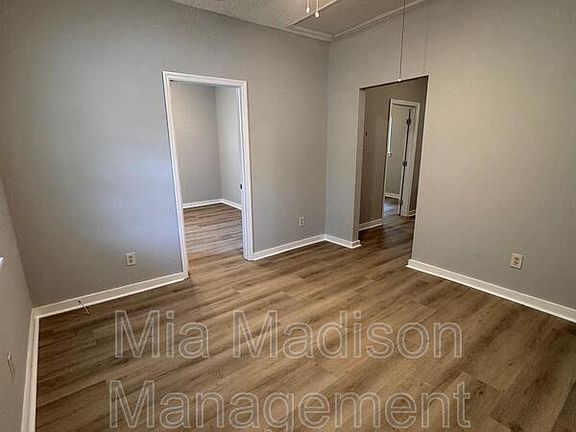 2nd image of 1423 Richards St